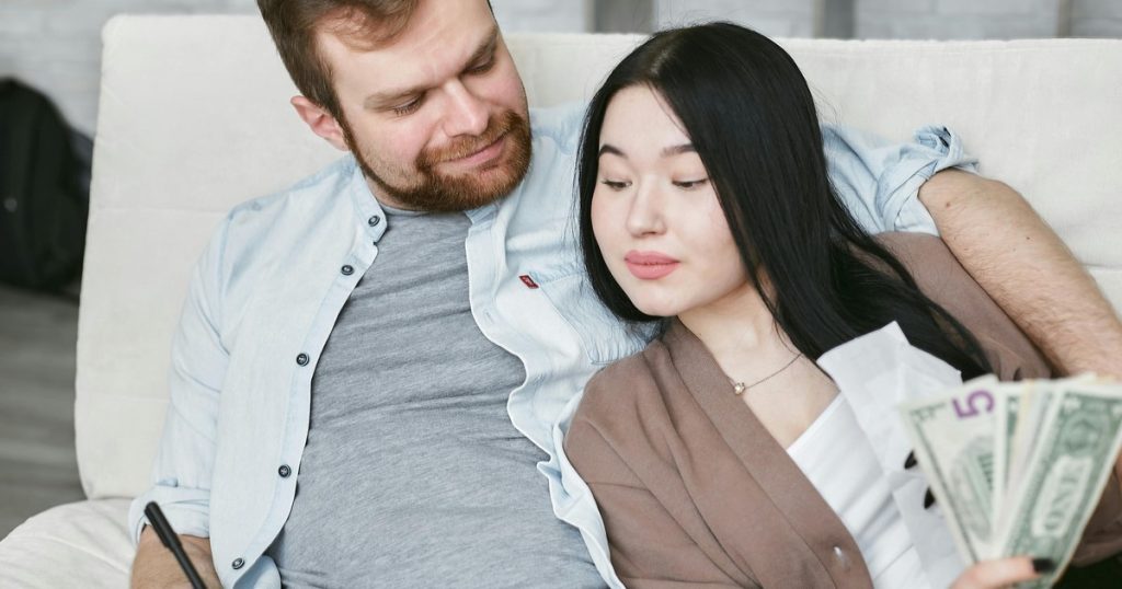 Señales de que tu pareja busca dinero y no amor