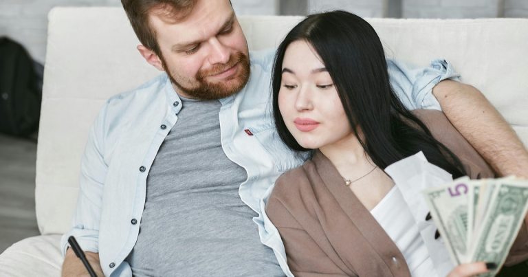 Señales de que tu pareja busca dinero y no amor