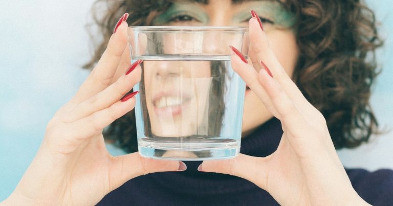 Las bebidas que hidratan más que el agua, según una especialista