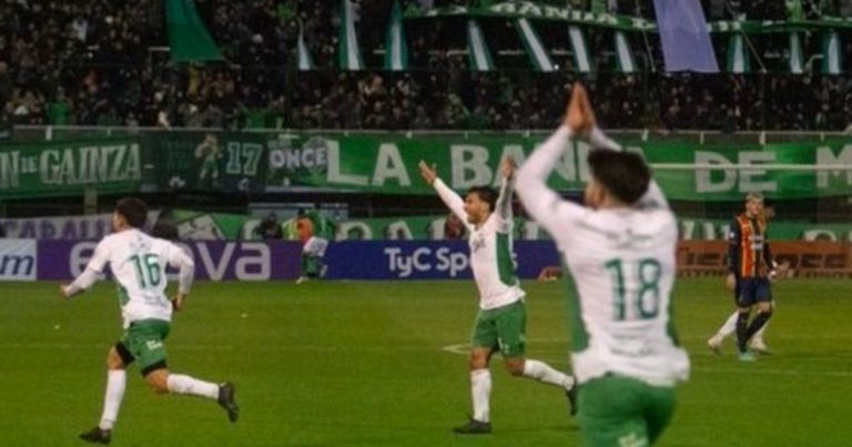 Ferro ganó agónicamente, se alejó del descenso y festejó en la noche que estrenó tribuna