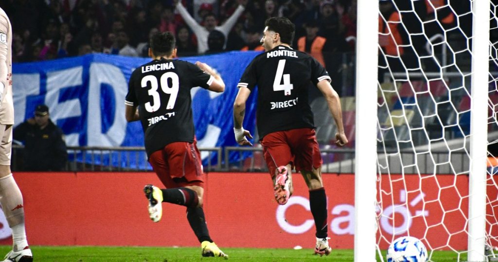 Video: el gol de laboratorio con el que River abrió el partido ante San Martín de Tucumán