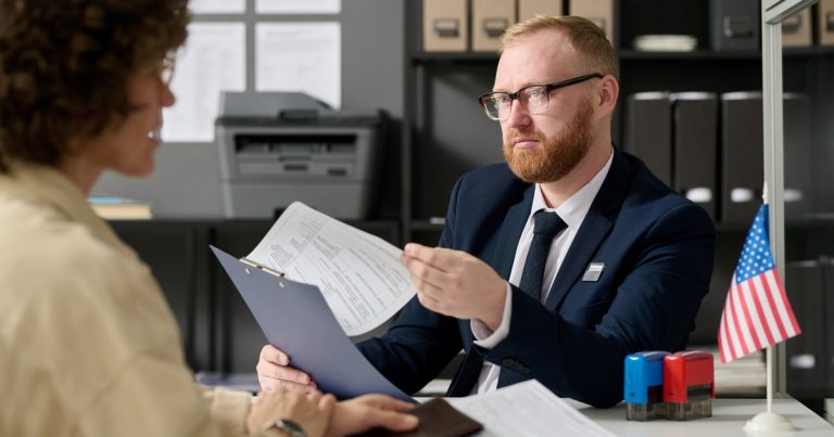 Los 11 documentos clave que debes llevar a tu entrevista de Green Card en 2025: lista esencial para no olvidarse nada