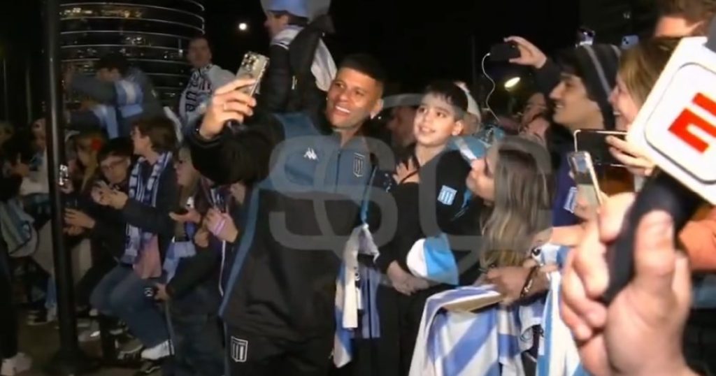 Ya en Uruguay, los primeros autógrafos y fotos de Rojo con los hinchas de Racing
