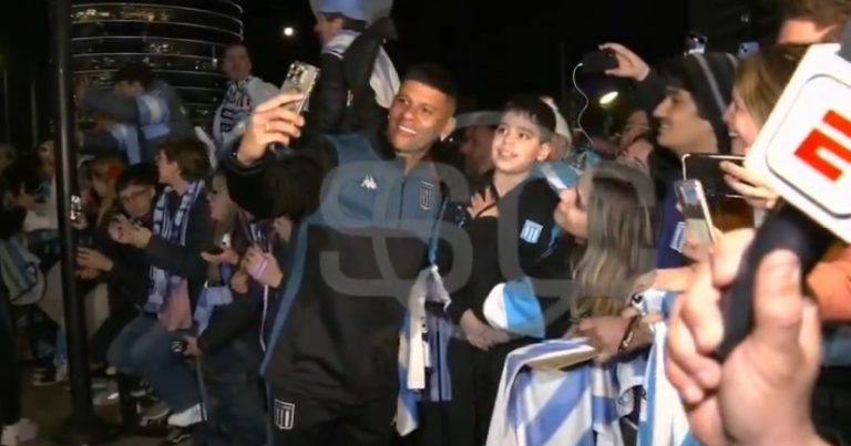 Ya en Uruguay, los primeros autógrafos y fotos de Rojo con los hinchas de Racing