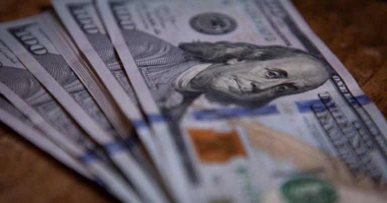 Dólar hoy y dólar blue, EN VIVO: a cuánto cotiza el oficial y cuál es el precio del paralelo este martes 12 de agosto, minuto a minuto