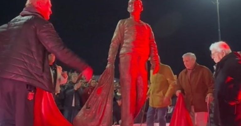 Profesor eterno: Estudiantes inauguró la estatua de Osvaldo Zubeldía