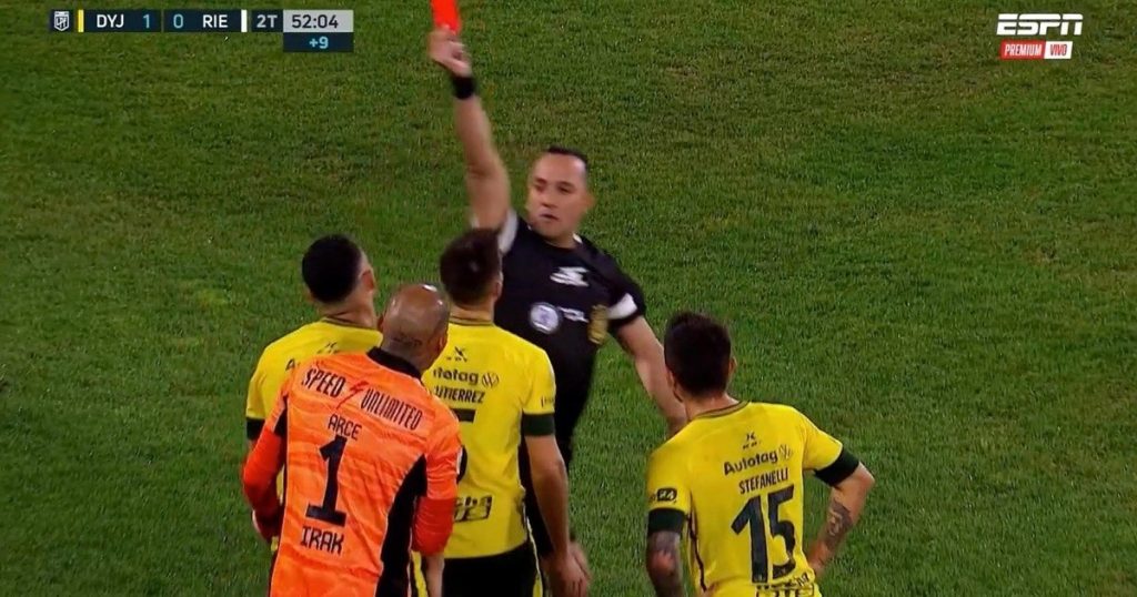 Le dio el triunfo a Defensa ante Riestra, pero fue expulsado por dos amarillas en menos de cinco minutos