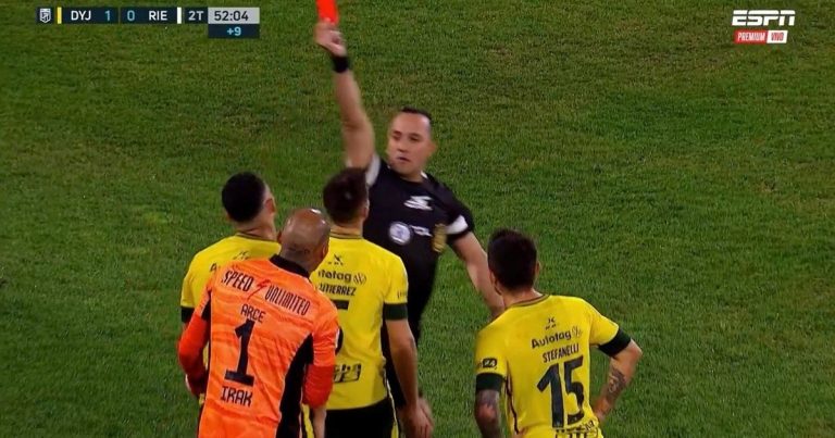 Le dio el triunfo a Defensa ante Riestra, pero fue expulsado por dos amarillas en menos de cinco minutos