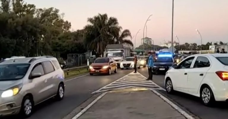 Tragedia en General Paz: un policía murió al perder el control de su moto y hay caos de tránsito