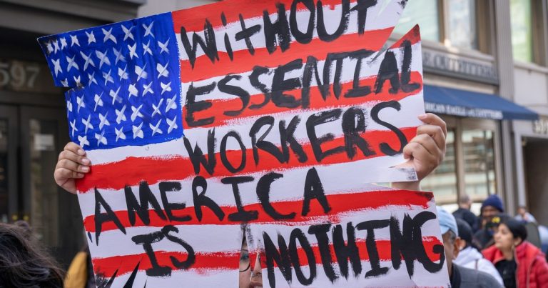Beneficios para inmigrantes: qué medidas lanzó Kathy Hochul en New York