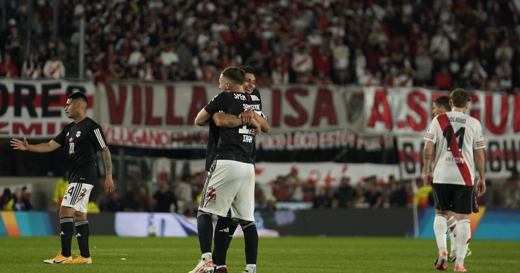 Con su histórico triunfo en el Monumental, Riestra superó a River en el historial