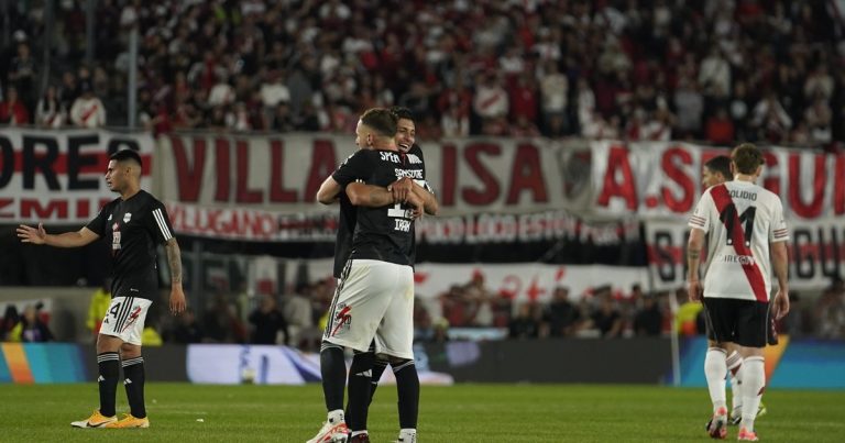 Con su histórico triunfo en el Monumental, Riestra superó a River en el historial