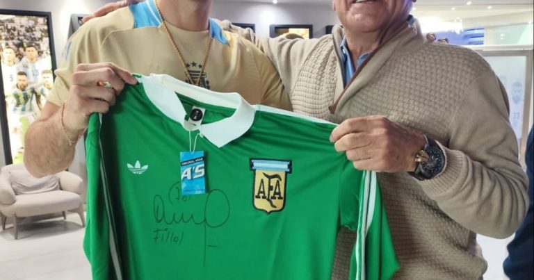 La foto de Dibu Martínez con Fillol antes de alcanzarlo en la historia de la Selección
