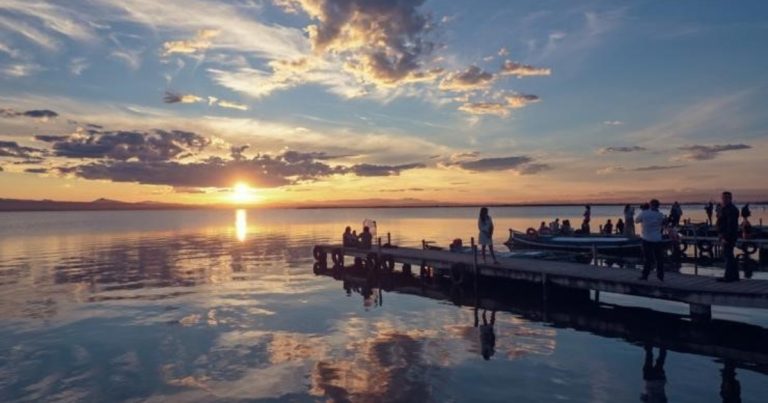 Pueblo en Valencia usa barcas en vez de autos y sorprende a turistas