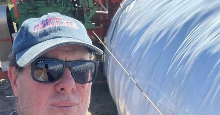 Un pionero en el NOA en el picado y el esparcido de abonos orgánicos