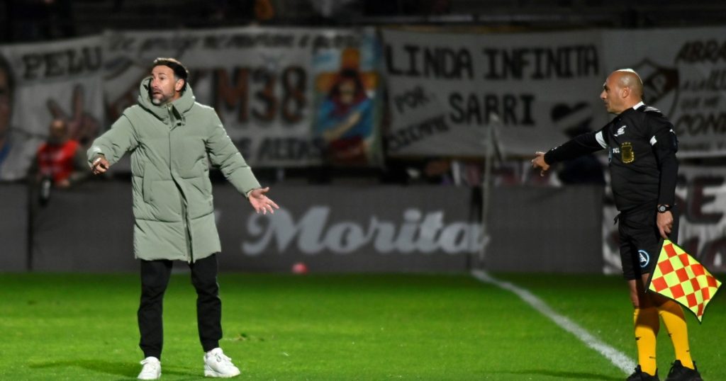 La frustración de Kily González tras la derrota que sufrió Platense ante Godoy Cruz