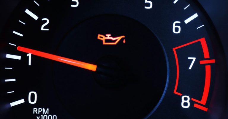 Cuidados al volante: cuánto se puede circular sin dañar el auto si en el tablero se enciende la luz del aceite