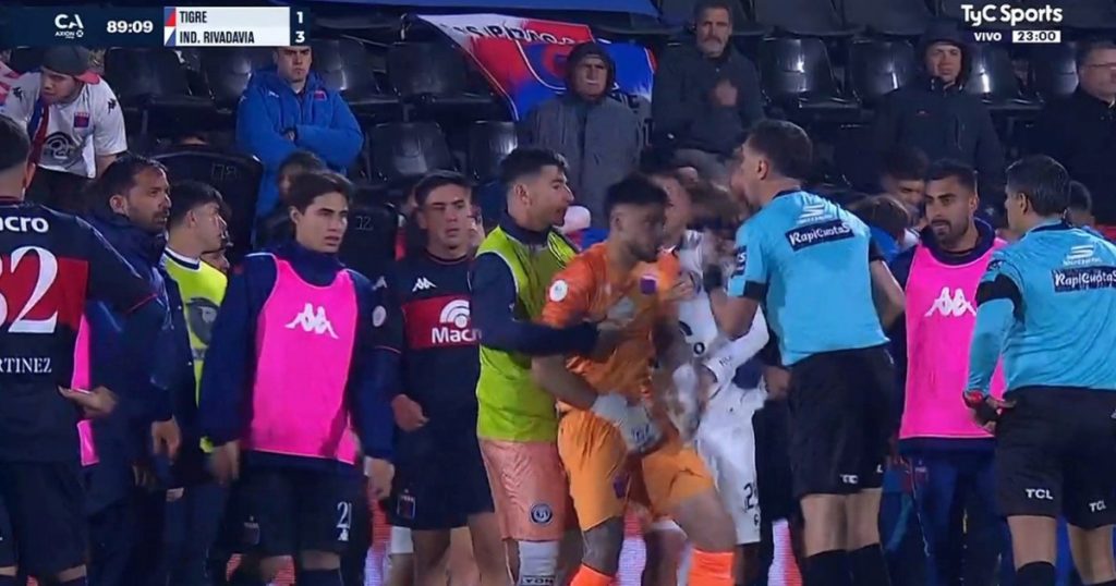 Video: el final caliente de Tigre - Independiente Rivadavia, con tres expulsados