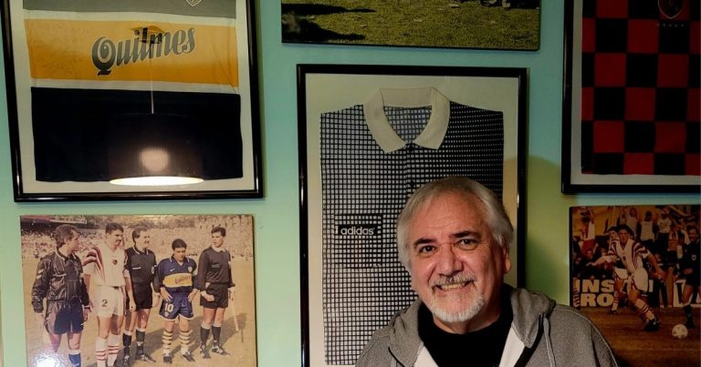 El árbitro que convalidó el último gol de Maradona: de 17 años prohibido del fútbol a una camiseta histórica