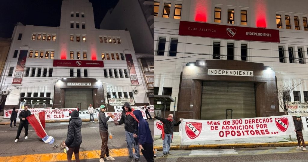 Protestas en la sede de Independiente tras el fallo de la Conmebol: banderas y "que se vayan todos"