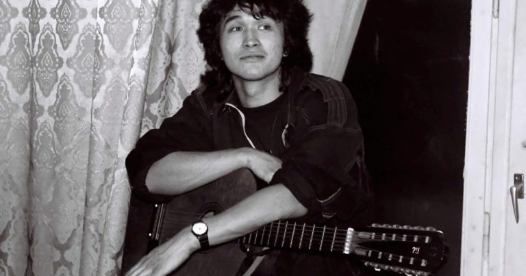 Víktor Tsoi, la leyenda del rock soviético que murió trágicamente a los 28 años, cuando estaba en la cumbre de su carrera