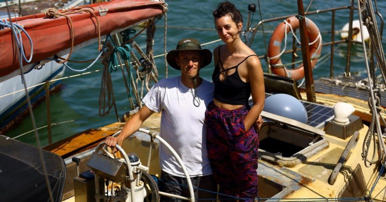 Del cielo al mar: la astrónoma que le dio un giro a su carrera, vive en un velero y difunde la ciencia en redes