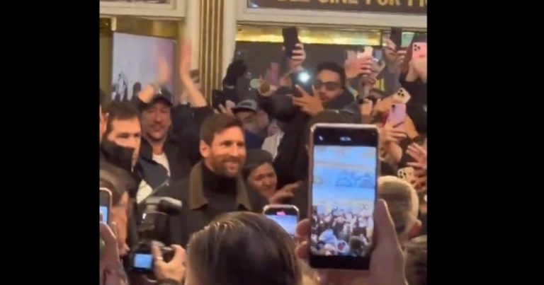 "Dale campeón, dale campeón", la ovación para Messi a la salida de un teatro