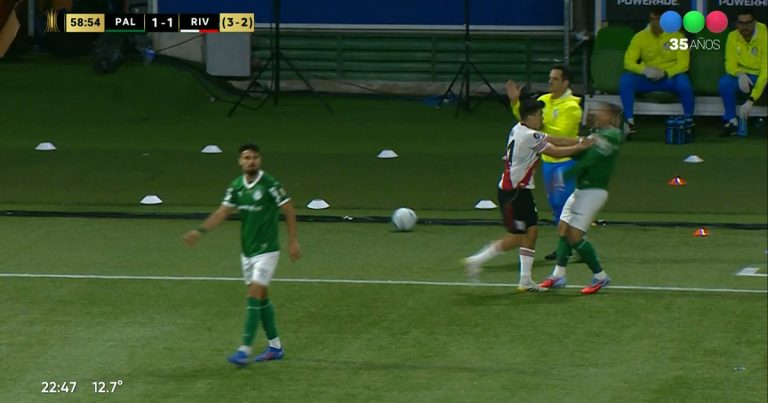 El descontrol de Acuña en el final: empujón, penal y expulsión