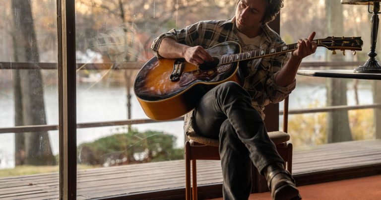 Jeremy Allen White es un Springsteen introspectivo, depresivo y en crisis en una  biopic inusual