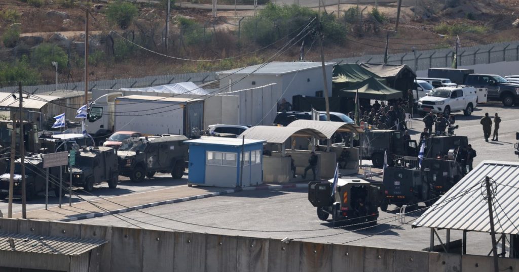 Tregua en Gaza: ya salen micros de la Cruz Roja con prisioneros palestinos liberados de una cárcel israelí