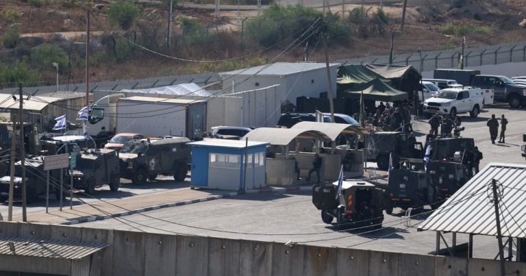 Tregua en Gaza: ya salen micros de la Cruz Roja con prisioneros palestinos liberados de una cárcel israelí