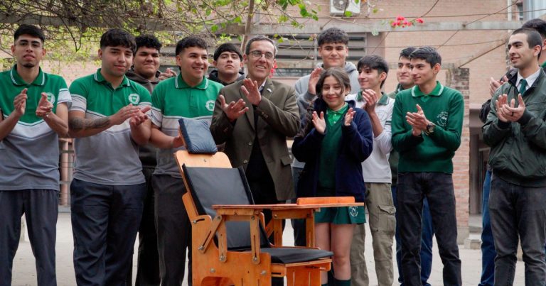 El profesor tucumano que convirtió su taller en una fábrica de solidaridad