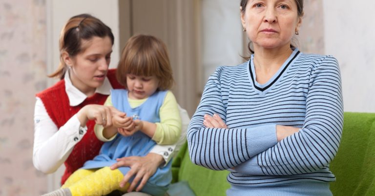 Qué significa cruzar los brazos al hablar, según la psicología