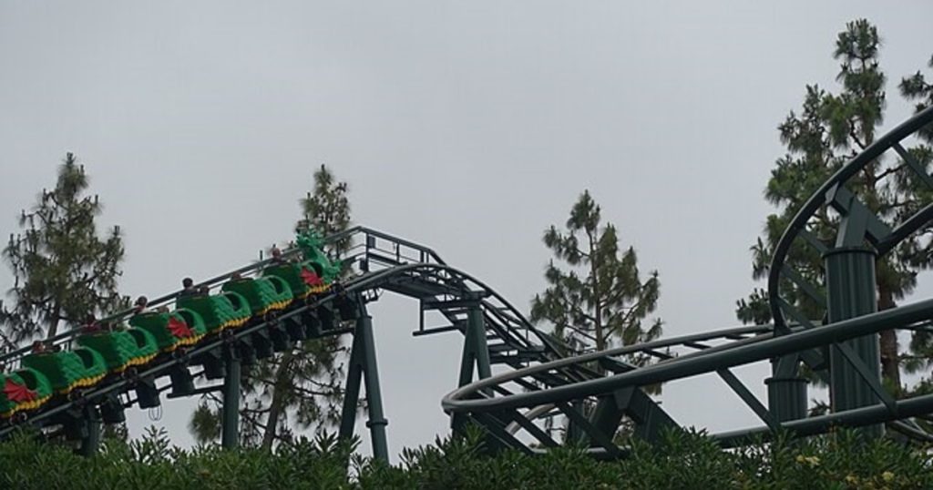 Cómo es Dragon, la montaña rusa de LEGOLAND en California ideal para grandes y chicos