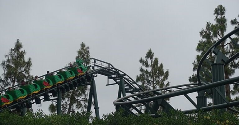 Cómo es Dragon, la montaña rusa de LEGOLAND en California ideal para grandes y chicos