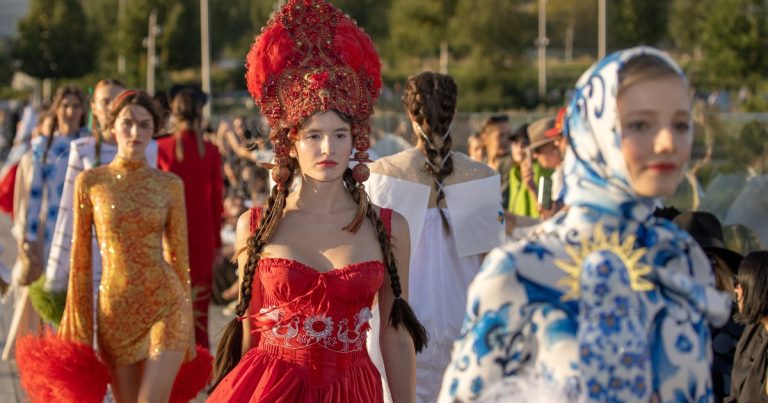 Quién es la diseñadora rusa que viste a Beyoncé, Jennifer Lopez y Paris Hilton e impactó con su desfile en Moscú Fashion Week