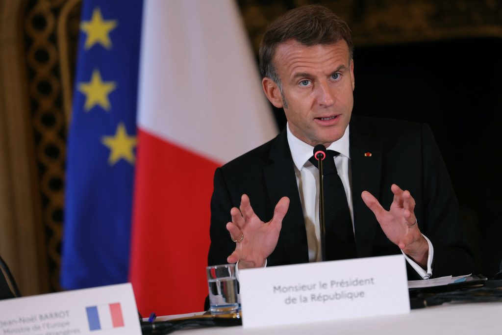 Bajo los adoquines está Le Pen