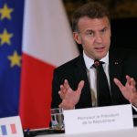 Bajo los adoquines está Le Pen