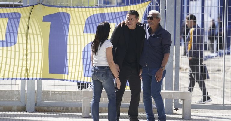 Riquelme, su presencia y su silencio en el adiós a Russo