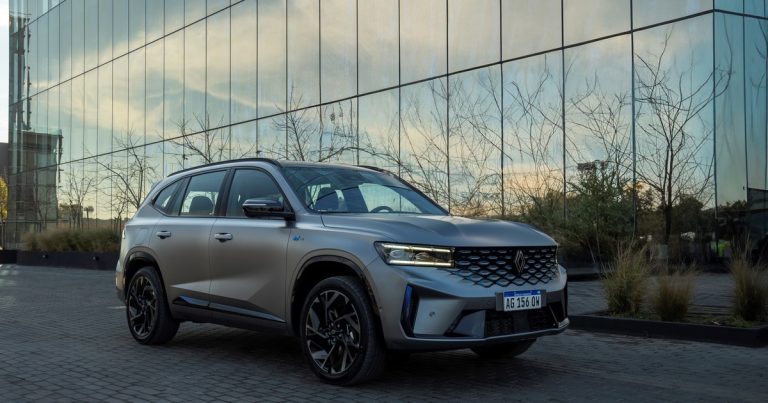 Análisis del nuevo Renault Koleos: cómo anda el SUV híbrido con base china y equipamiento de alta gama