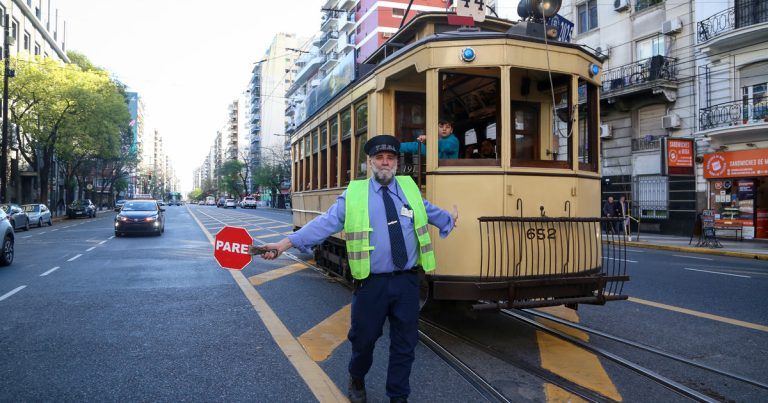 La fascinación por el tranvía: largas filas para sumergirse en un viaje al pasado por las calles de Caballito