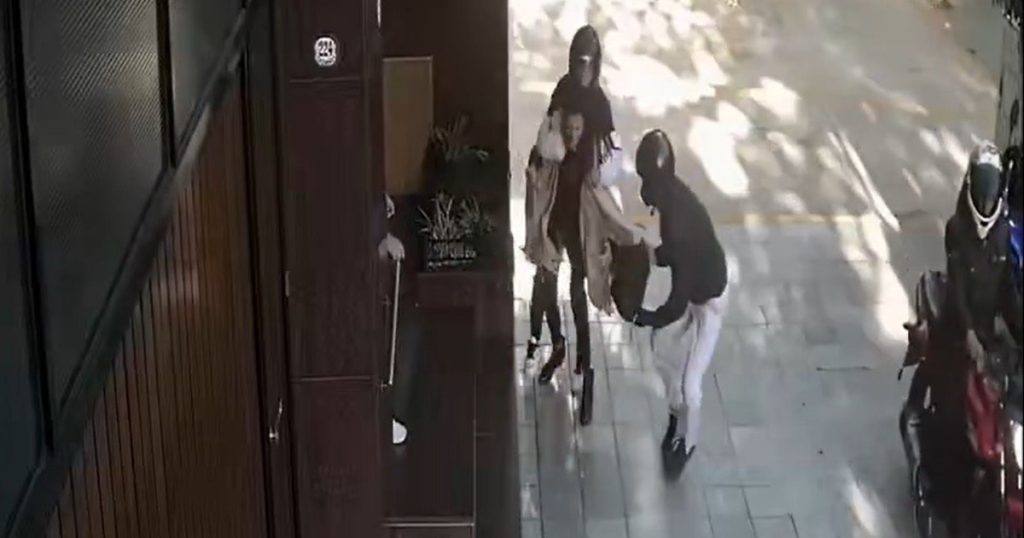 Dos motochorros arrastraron a una mujer por la vereda para robarle la cartera en Lomas de Zamora