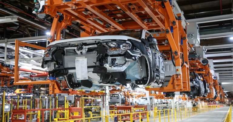 La producción automotriz cayó por tercer mes consecutivo