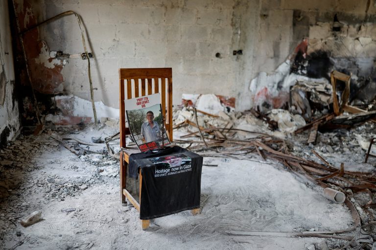 El duelo inacabado del ataque de Hamás a Israel: “¿Por qué la pena no se queda aquí, en el cementerio?”