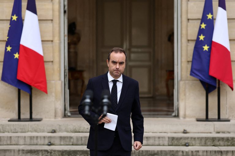 Dimite el primer ministro de Francia, Sébastien Lecornu, un día después de anunciar el Gobierno