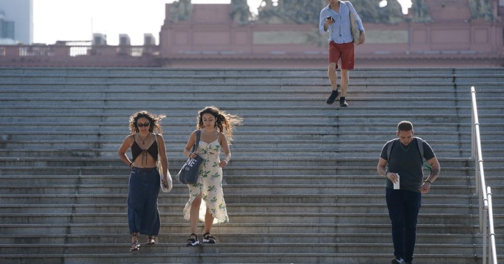 Por un raro fenómeno del clima la temperatura llega hoy a un pico de verano y luego cae a marcas invernales