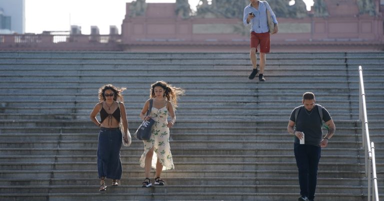 Por un raro fenómeno del clima la temperatura llega hoy a un pico de verano y luego cae a marcas invernales