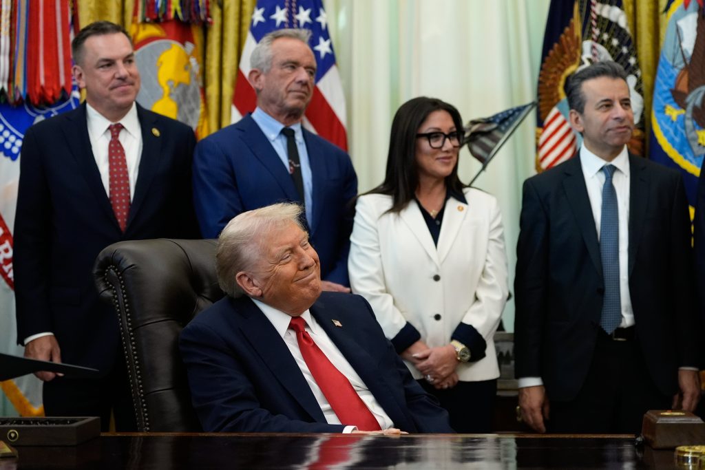 Trump busca la paz en Ucrania tras atribuirse el alto el fuego en la masacre de Gaza