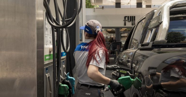 Nafta y gasoil: las rebajas de hasta 30% que dan YPF, Shell, Axion y Puma en octubre 2025