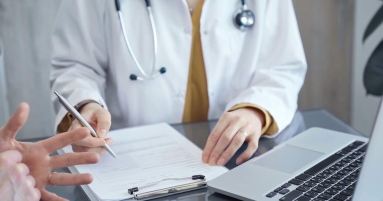 Su seguro médico se negaba a cubrirle un tratamiento y encontró una forma rápida y sencilla de resolverlo